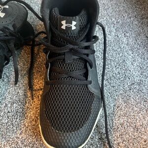 Under Armour Black basketball Sneakers size 6 youth